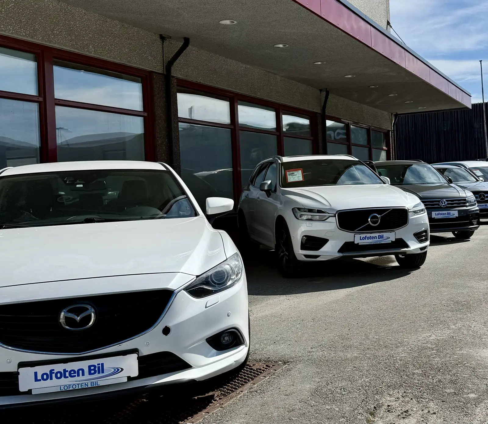 Biler med Lofoten Bil-skiltrammer oppstilt utenfor avdelingen i Svolvær